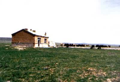 内蒙古牧区供水井井房和牲畜饮水槽