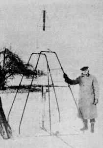 戈达德和他在1926年研制成功的液体火箭