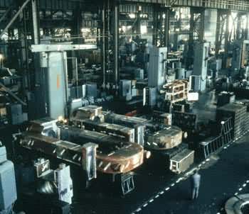 第一重型机器厂的镗床群在加工大型轧钢机机架
