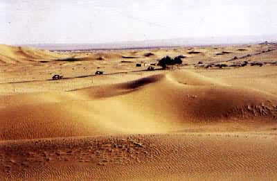 甘肃省穿越巴丹吉林沙漠的河雅公路