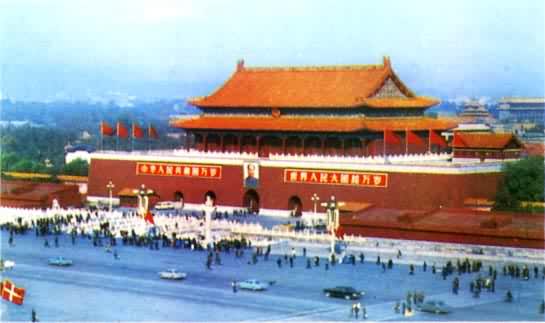 天安门，城楼雄伟壮丽，中华人民共和国开国大典在这里举行。原为明清两代皇城的正门，始建于明永乐十五年（1417年），清顺治八年（1651年）重修