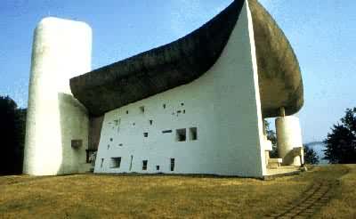 法国朗香教堂(又译洪尚教堂)，勒·柯布西耶“雕塑风格”的名作，1951～1955年建:外观