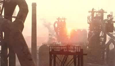 中国最大的钢铁联合企业——鞍山钢铁公司的炼铁厂一角