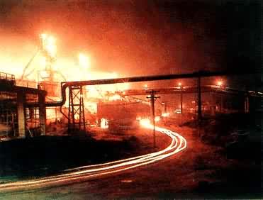 中国兴建中的钢铁基地——上海宝山钢铁总厂的炼铁厂夜景
