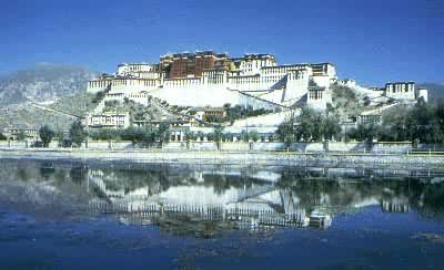 西藏拉萨布达拉宫，公元7世纪始建，1645年兴工重建