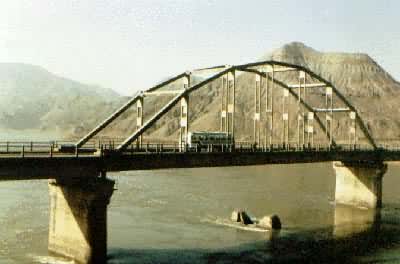 兰州新城黄河桥，预应力混凝土刚梁柔拱组合体系公路桥，主跨62.4米，1959年建成