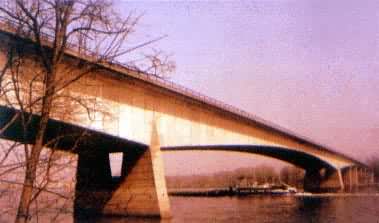 联邦德国本多夫桥，预应力混凝土单铰连续T形刚构公路桥，主跨208米，1964年建成