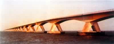荷兰东斯海尔德桥，悬臂拼装的预应力混凝土T形刚构公路桥，跨度91.4米，1965年建成