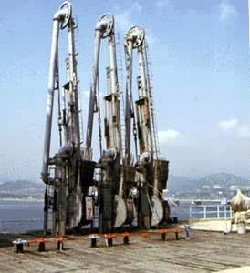 大连油港输油码头的输油臂，用于油船装油作业