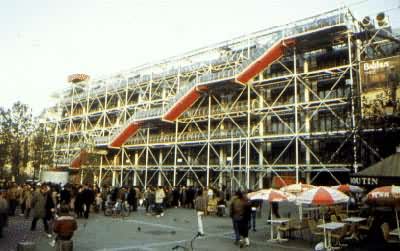 巴黎蓬皮杜艺术和文化中心，1972～1977年建，R.罗杰斯和R.皮亚诺设计