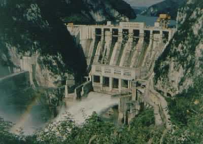 贵州遵义乌江渡水电站，拱型重力坝高165m，1983年竣工 图为水电站全景