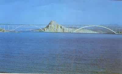南斯拉夫克尔克桥，目前世界上跨度最大（390米）的钢筋混凝土公路拱桥，1980年建成