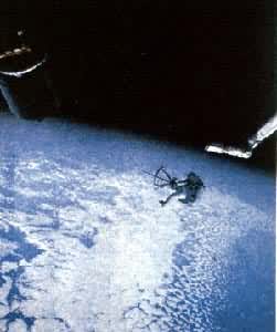 “发现”号航天飞机的航天员捕捉卫星（1984年11月8日）
