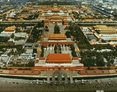 北京故宫——世界上现存规模最大的古代木结构宫殿建筑群（鸟瞰图），建于15世纪初叶