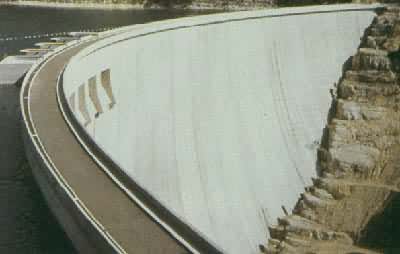 法国武格朗坝——世界著名薄拱坝，高130m，坝基处宽25m，1968年竣工