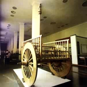 中国古代用来指示方向的机械装置——指南车（复原模型），它应用齿轮机构传动