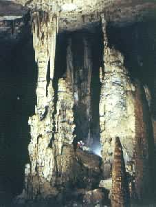 在溶洞中形成的石钟乳、石笋和石柱