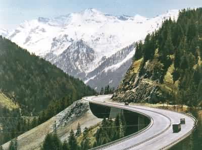 山区地段的高速公路，在陡坡处用外伸悬梁支承路幅