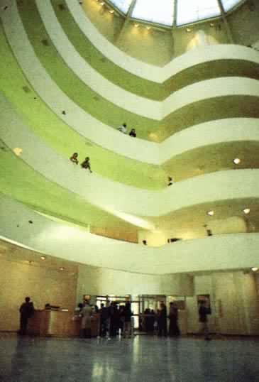 纽约古根汉姆美术馆，1959年建，F.L.赖特设计:内景
