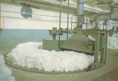棉纺加工过程：自动抓包机将棉花初步开松
