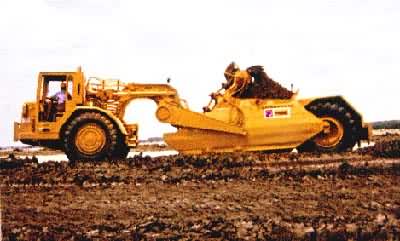 铲运机，适用于中短距离的土方转移和堤坝填筑