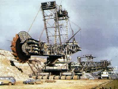 巨型斗轮式挖掘机，日挖掘量为24万立方米