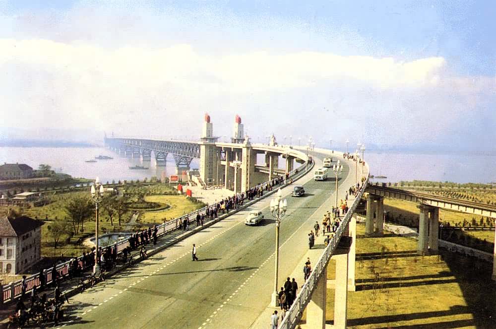 南京长江桥，是中国目前规模最大的桥梁