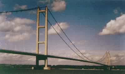 英国亨伯桥，目前世界上跨度最大（1410.8米）的公路悬索桥，1981年建成