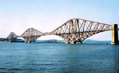 英国福斯湾桥，钢悬臂桁架梁双线铁路桥，主跨521米，1890年建成