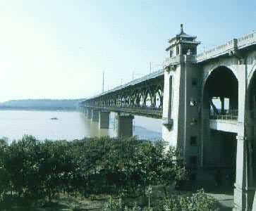 武汉长江桥，第一座横跨长江的公铁两用双层钢桁架连续梁桥，跨度128米，总长1670.4米，1957年建成
