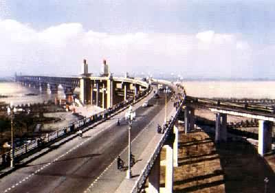 南京长江桥，公铁两用双层钢桁架连续梁桥，跨度160米，铁路桥总长6772米，1968年建成，该桥的建成是中国修建深水基础桥梁工程的一项重大突破