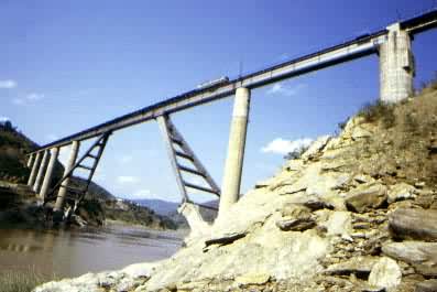 安康汉江桥，钢斜腿刚架铁路桥，脚铰跨度为176米，1982年建成