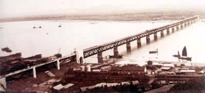 钱塘江桥，中国自己建造的第一座现代化公铁两用双层钢桁架梁桥，全长1453米