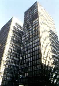 美国芝加哥湖滨公寓，用钢框架和玻璃建成的高层建筑，1948～1951年建，L.密斯·范·德·罗设计