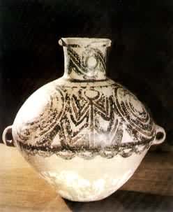 中国新石器时期（公元前2500年）烧制的彩陶罐