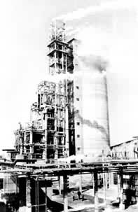 化工厂的造粒塔和框架
