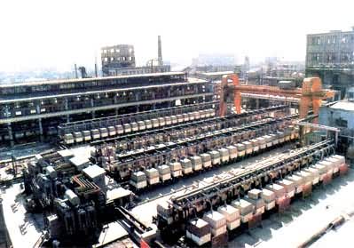 上海天原化工厂的露天金属阳极电解槽