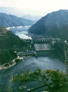 湖南安化柘溪水电站，右岸为引水式水电站，左岸为斜面升船机，1963年竣工