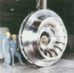 具有世界最高使用水头(734m)的奥地利霍伊斯灵抽水蓄能电站混流式水轮机的转轮。转轮中央放置着实验转轮