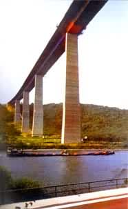 联邦德国摩泽尔桥，钢连续箱形梁公路桥，主跨218米，墩高超过124米，1972年建成