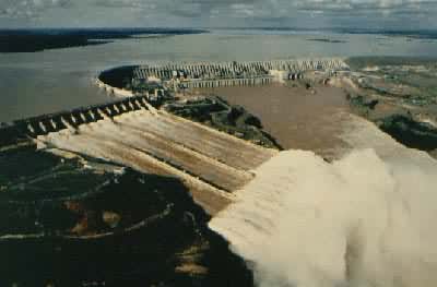 巴西、巴拉圭伊泰普水电站，世界最大的水电站，装机1260kW，1991年竣工