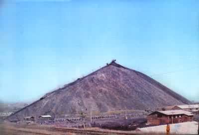 矿业固体废物煤矸石堆积如山，占用大片土地，污染周围环境