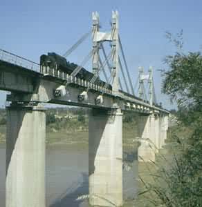 红水河桥，是中国第一座铁路预应力混凝土斜拉桥