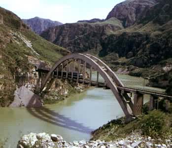 永定河七号桥，是中国目前跨度最大的钢筋混凝土铁路拱桥