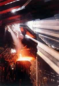 中国冶金设备生产基地之一——第一重型机器厂的真空浇铸场景