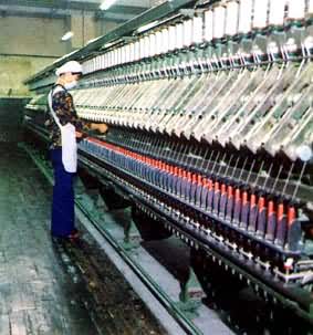 苎麻纺及精梳毛纺的成纱过程：粗纱在环锭细纱机上进一步加拈纺成细纱