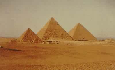 埃及吉萨的大金字塔群，吉王国第四王朝法老们的陵墓，建于公元前2600年前后