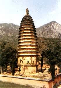 河南登封嵩岳寺塔，是中国最古密檐式砖塔，建于523年