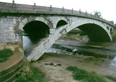 赵州桥，位于河北省赵县，净跨37.02米，是世界上著名的单孔空腹式石拱桥，建于595～605年