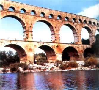 古罗马加尔输水道桥，建于公元前63～前13年，道路桥扩建于1747年
